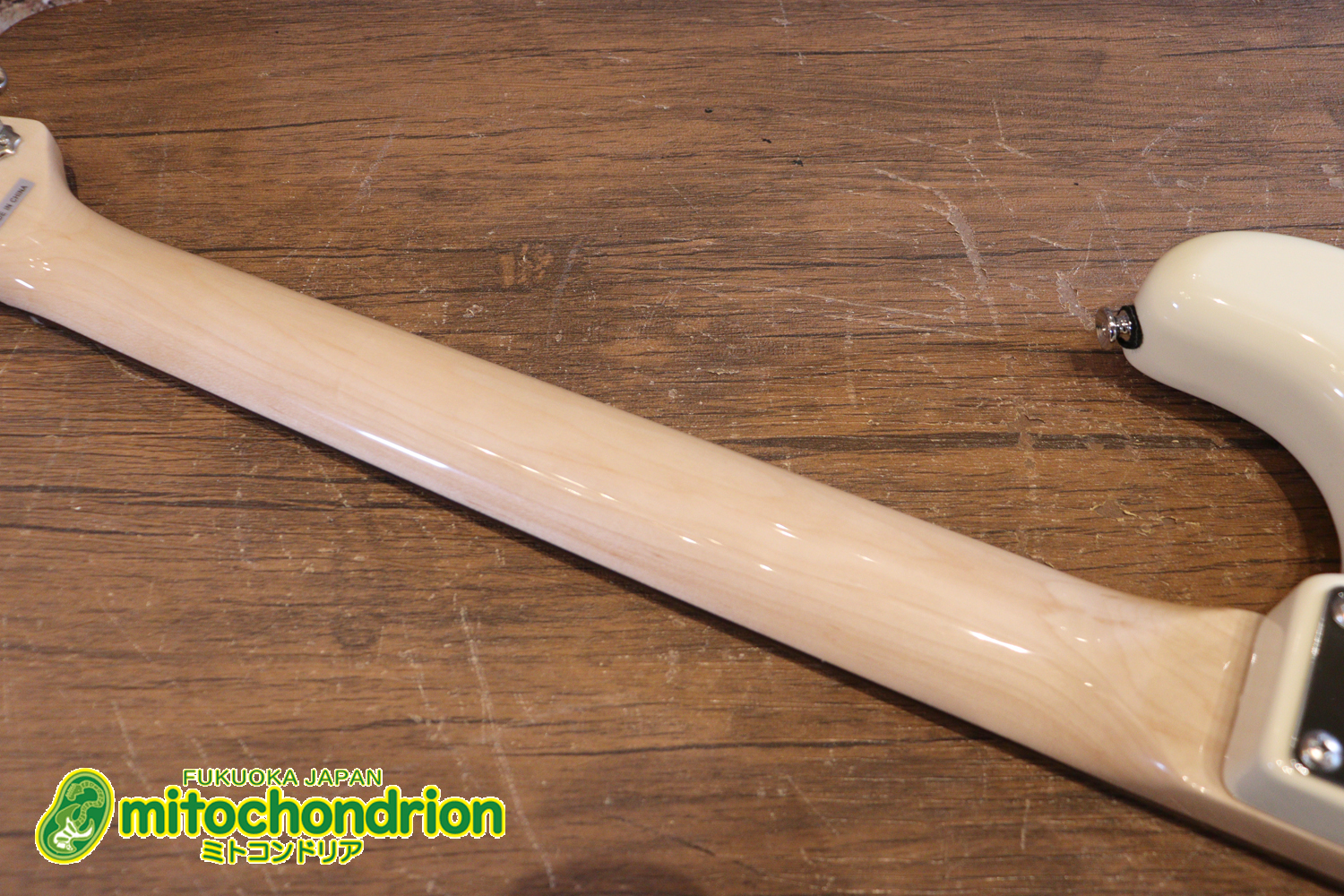 ローズ指板のスキャロップ仕様！ブラックパーツにモディファイ済です。２