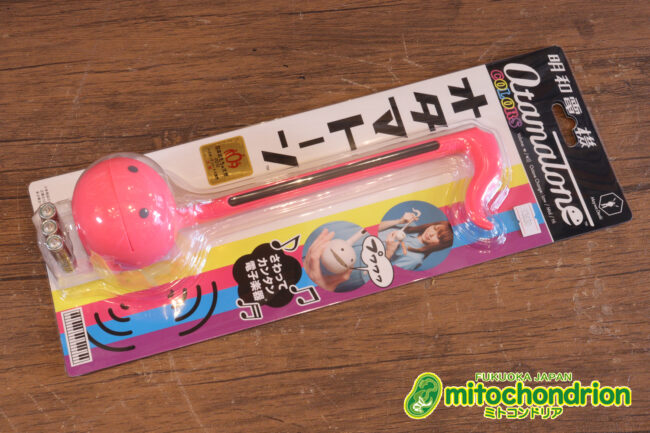 誰でも簡単に音を出し遊べる楽器オタマトーン！指で押しながらスライドさせるだけです！ピンク
