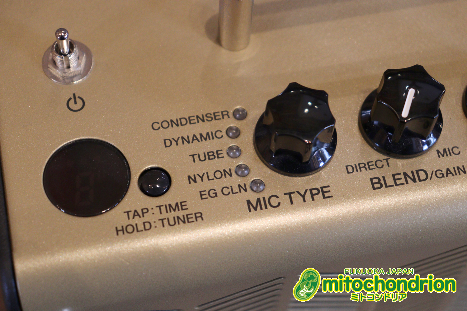 自宅用のミニアンプです。エフェクターも内蔵していて、ヘッドフォンも使えます！