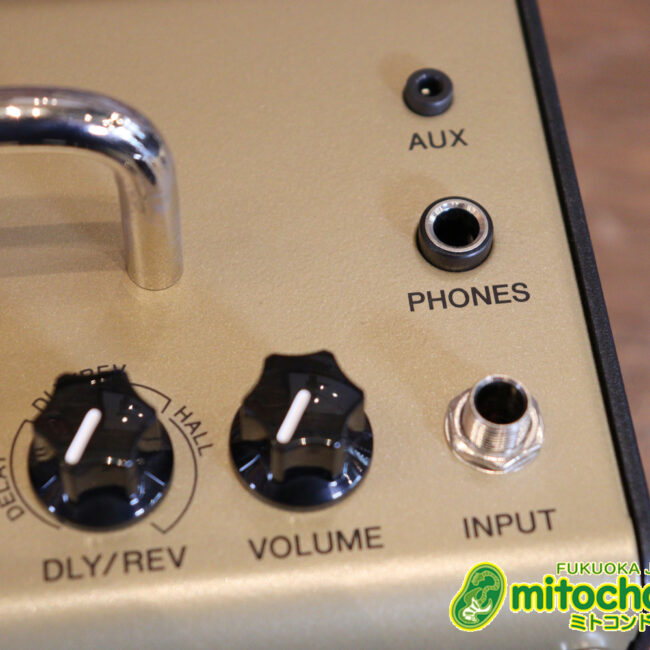 自宅用のミニアンプです。エフェクターも内蔵していて、ヘッドフォンも使えます！