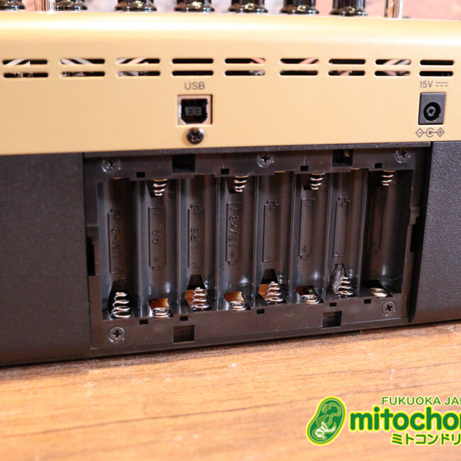 自宅用のミニアンプです。エフェクターも内蔵していて、ヘッドフォンも使えます！