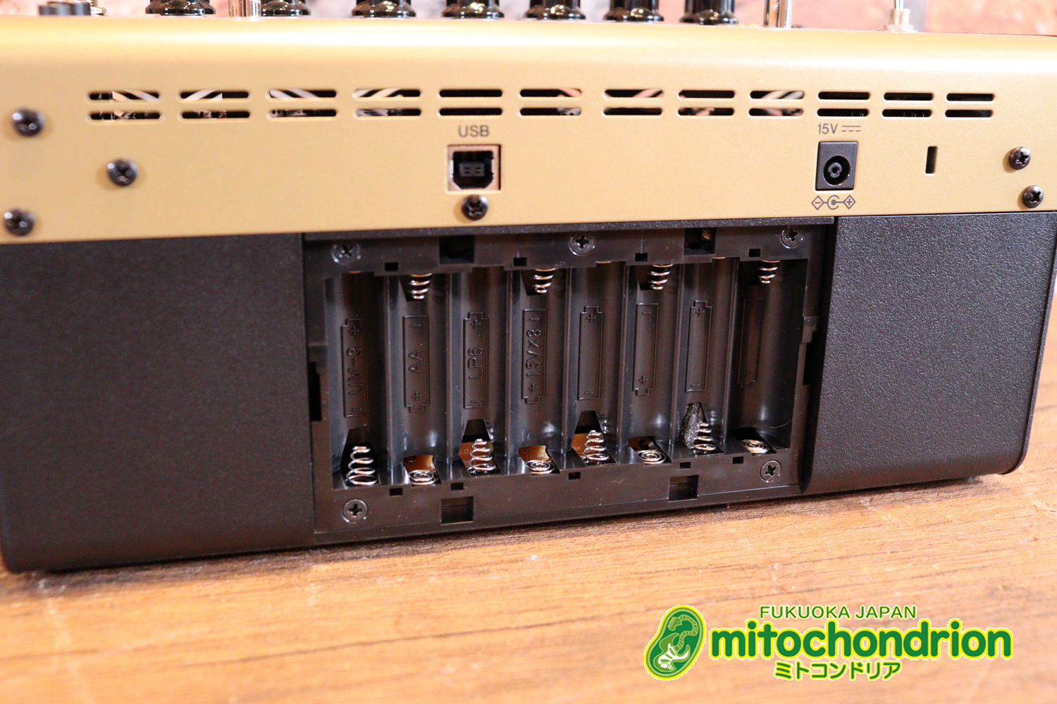 自宅用のミニアンプです。エフェクターも内蔵していて、ヘッドフォンも使えます！