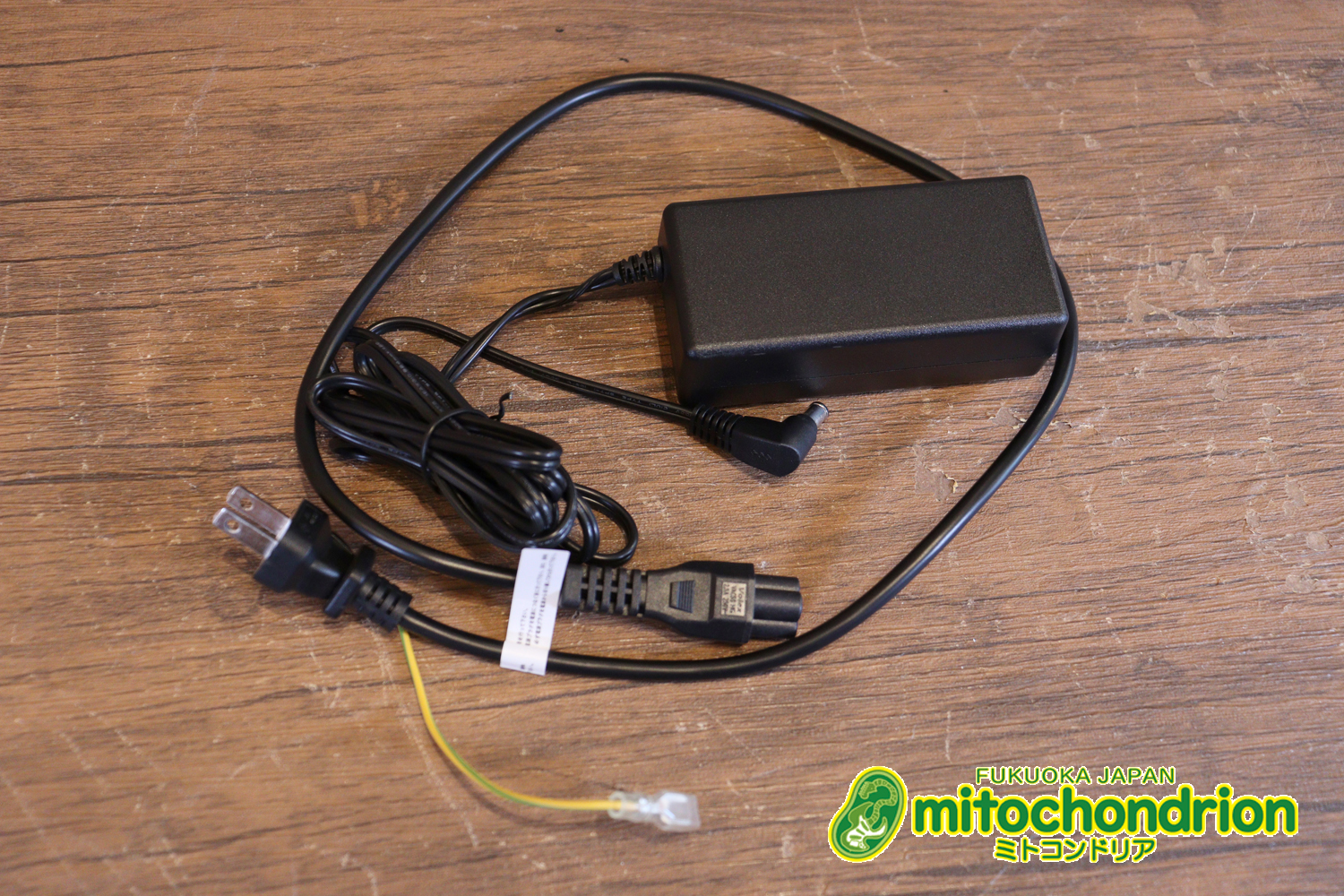 自宅用のミニアンプです。エフェクターも内蔵していて、ヘッドフォンも使えます！