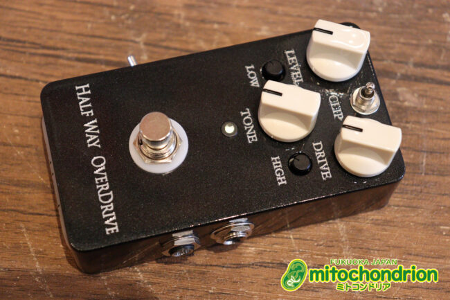 電圧を変化させ、ブースターからオーバードライブまで幅広い音作りが出来ます！