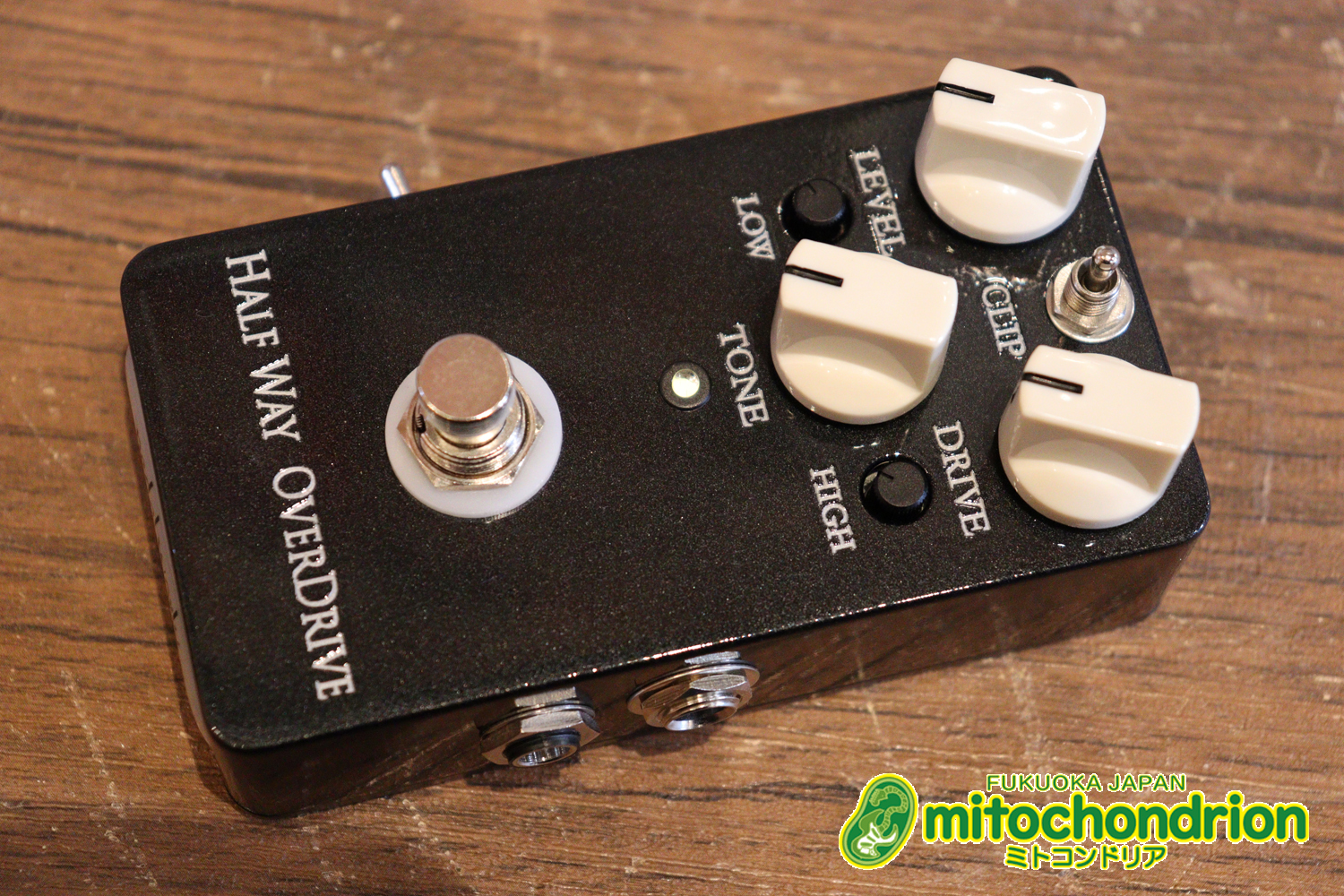 電圧を変化させ、ブースターからオーバードライブまで幅広い音作りが出来ます！