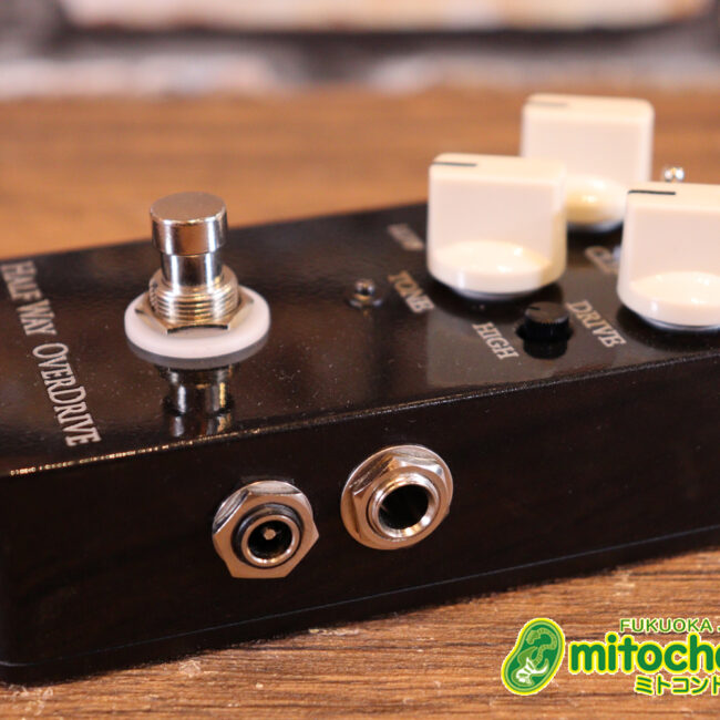 電圧を変化させ、ブースターからオーバードライブまで幅広い音作りが出来ます！