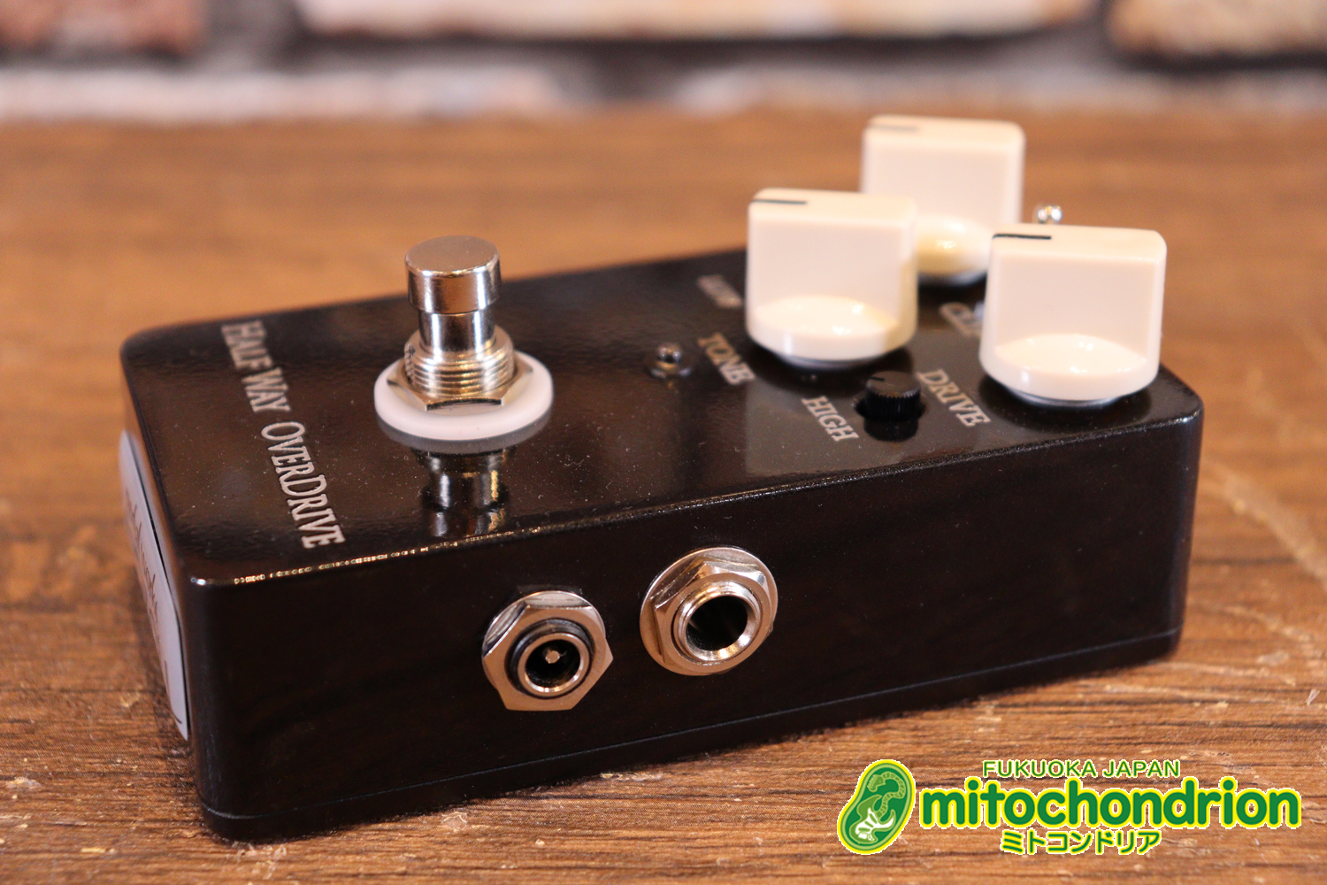 電圧を変化させ、ブースターからオーバードライブまで幅広い音作りが出来ます！