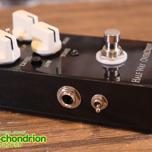 電圧を変化させ、ブースターからオーバードライブまで幅広い音作りが出来ます！