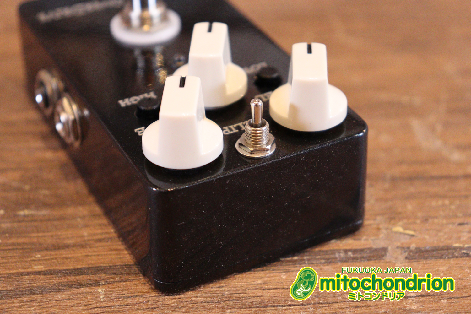 電圧を変化させ、ブースターからオーバードライブまで幅広い音作りが出来ます！