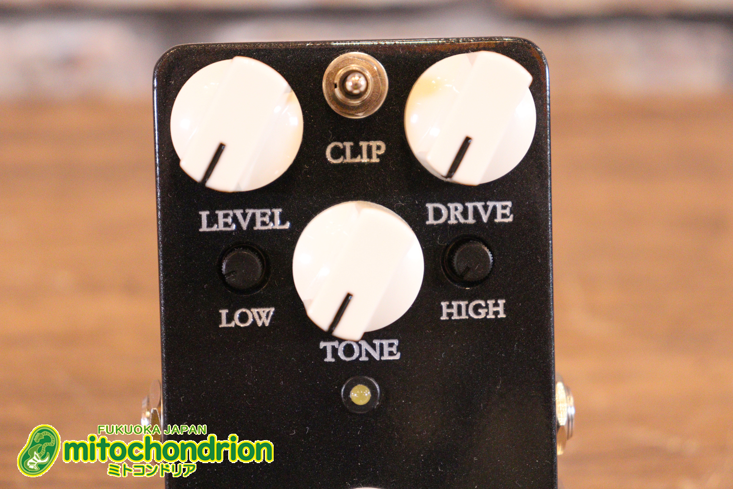 電圧を変化させ、ブースターからオーバードライブまで幅広い音作りが出来ます！