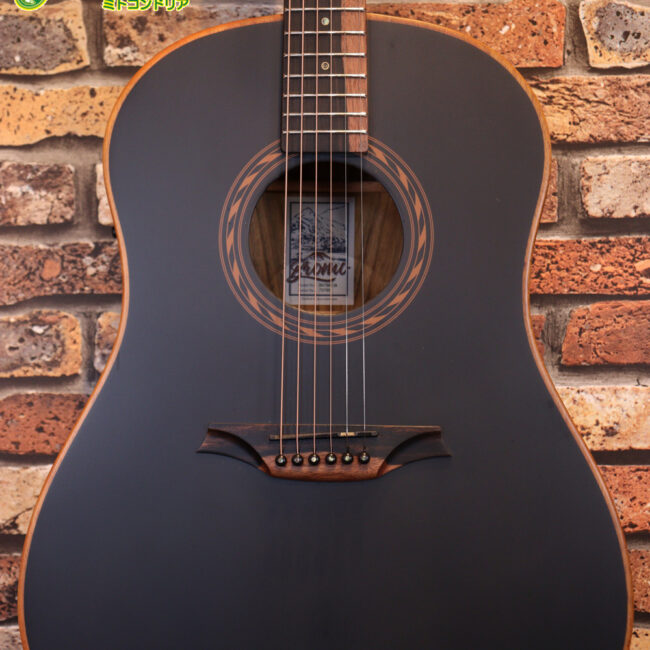 マホガニー・トップ、ウォルナット・サイドバックのエレアコで、チューナーも搭載しています！
