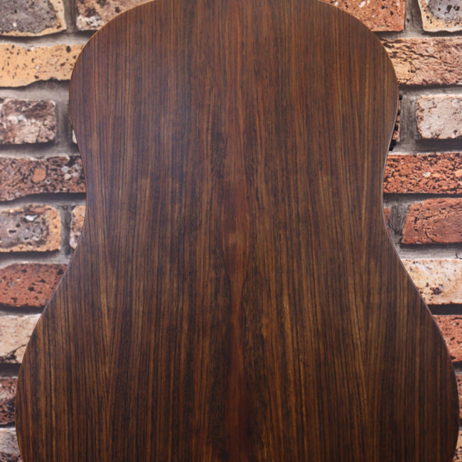 マホガニー・トップ、ウォルナット・サイドバックのエレアコで、チューナーも搭載しています！