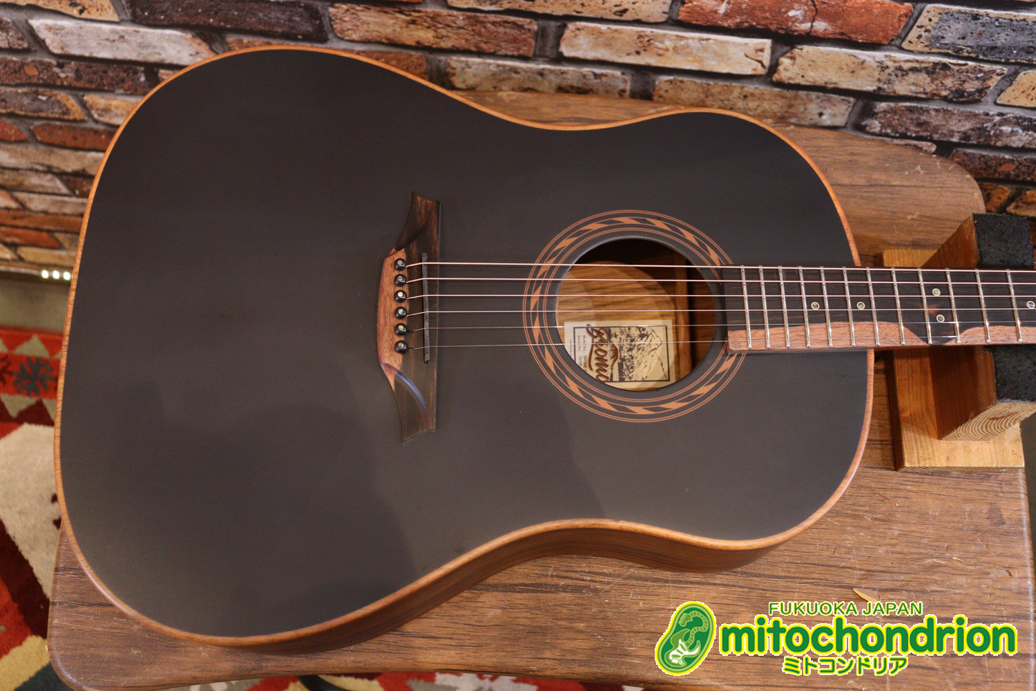 マホガニー・トップ、ウォルナット・サイドバックのエレアコで、チューナーも搭載しています！