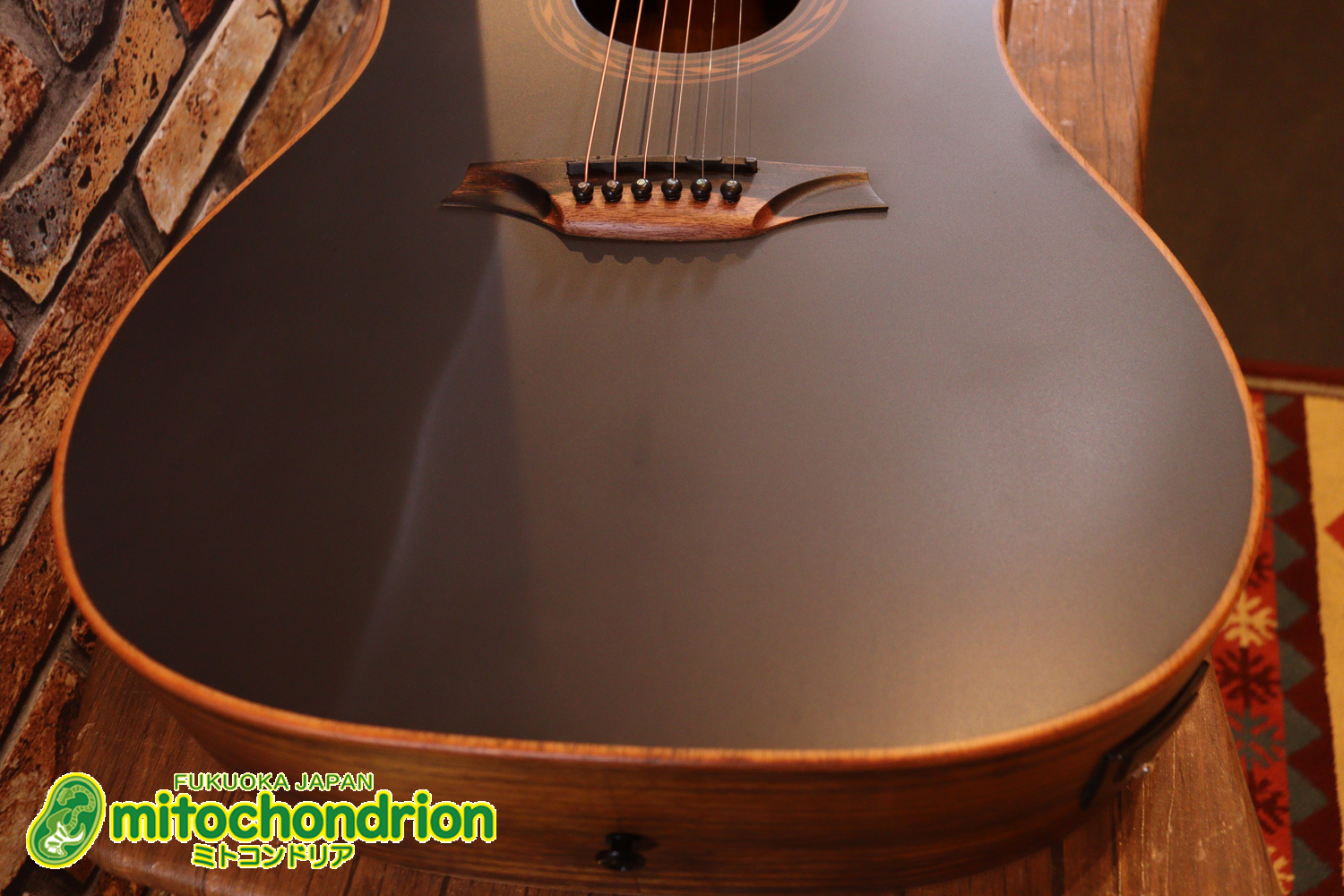 マホガニー・トップ、ウォルナット・サイドバックのエレアコで、チューナーも搭載しています！