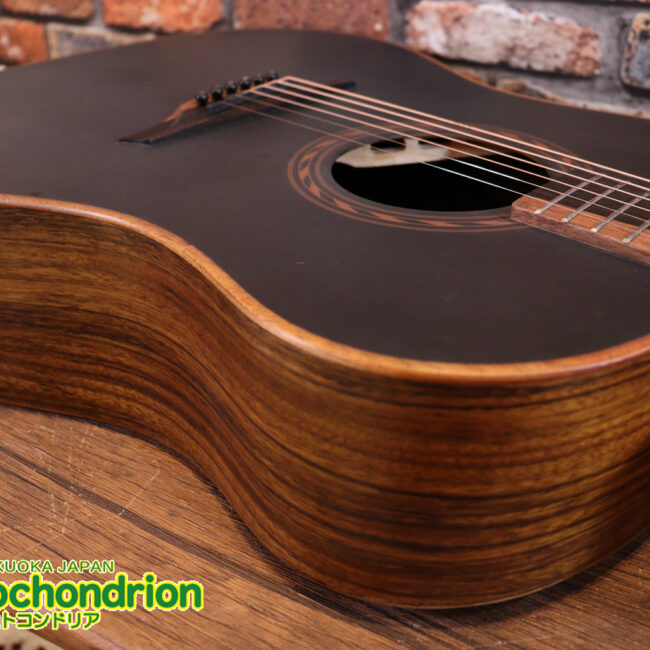 マホガニー・トップ、ウォルナット・サイドバックのエレアコで、チューナーも搭載しています！