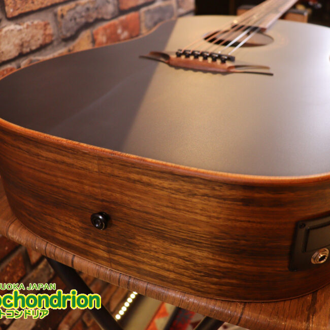 マホガニー・トップ、ウォルナット・サイドバックのエレアコで、チューナーも搭載しています！