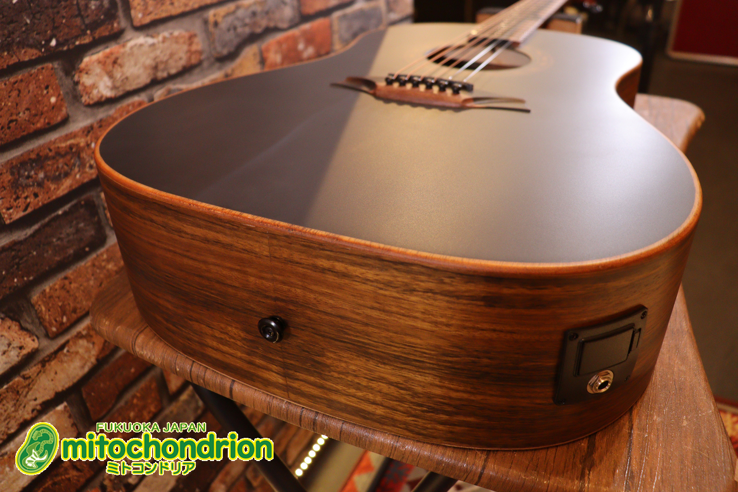 マホガニー・トップ、ウォルナット・サイドバックのエレアコで、チューナーも搭載しています！