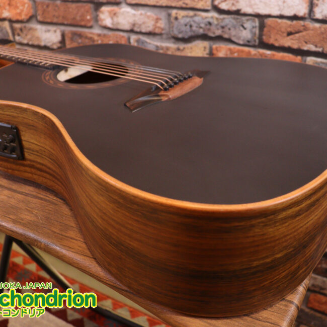 マホガニー・トップ、ウォルナット・サイドバックのエレアコで、チューナーも搭載しています！
