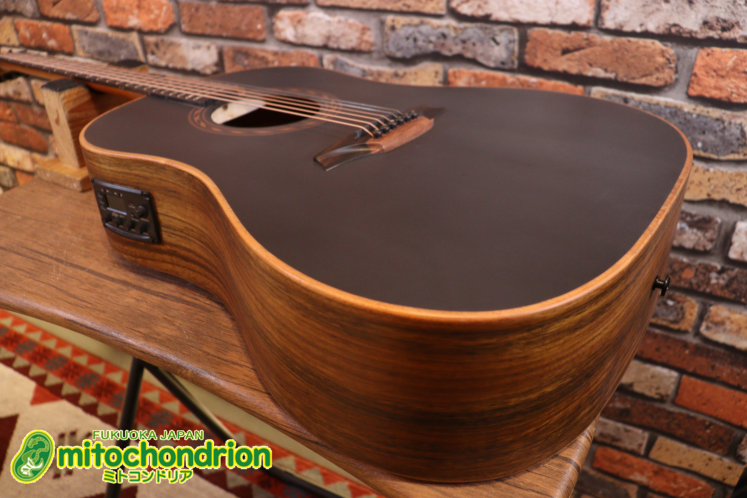 マホガニー・トップ、ウォルナット・サイドバックのエレアコで、チューナーも搭載しています！