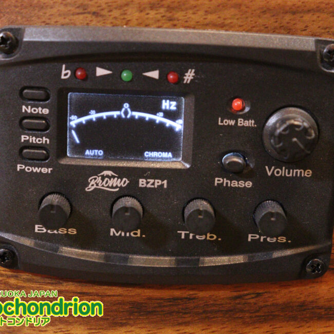 マホガニー・トップ、ウォルナット・サイドバックのエレアコで、チューナーも搭載しています！