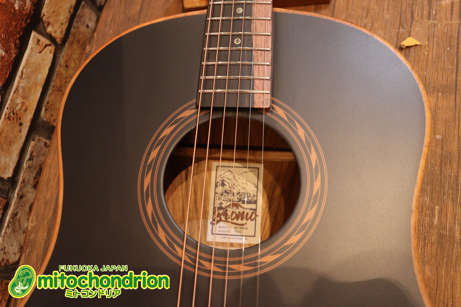 マホガニー・トップ、ウォルナット・サイドバックのエレアコで、チューナーも搭載しています！