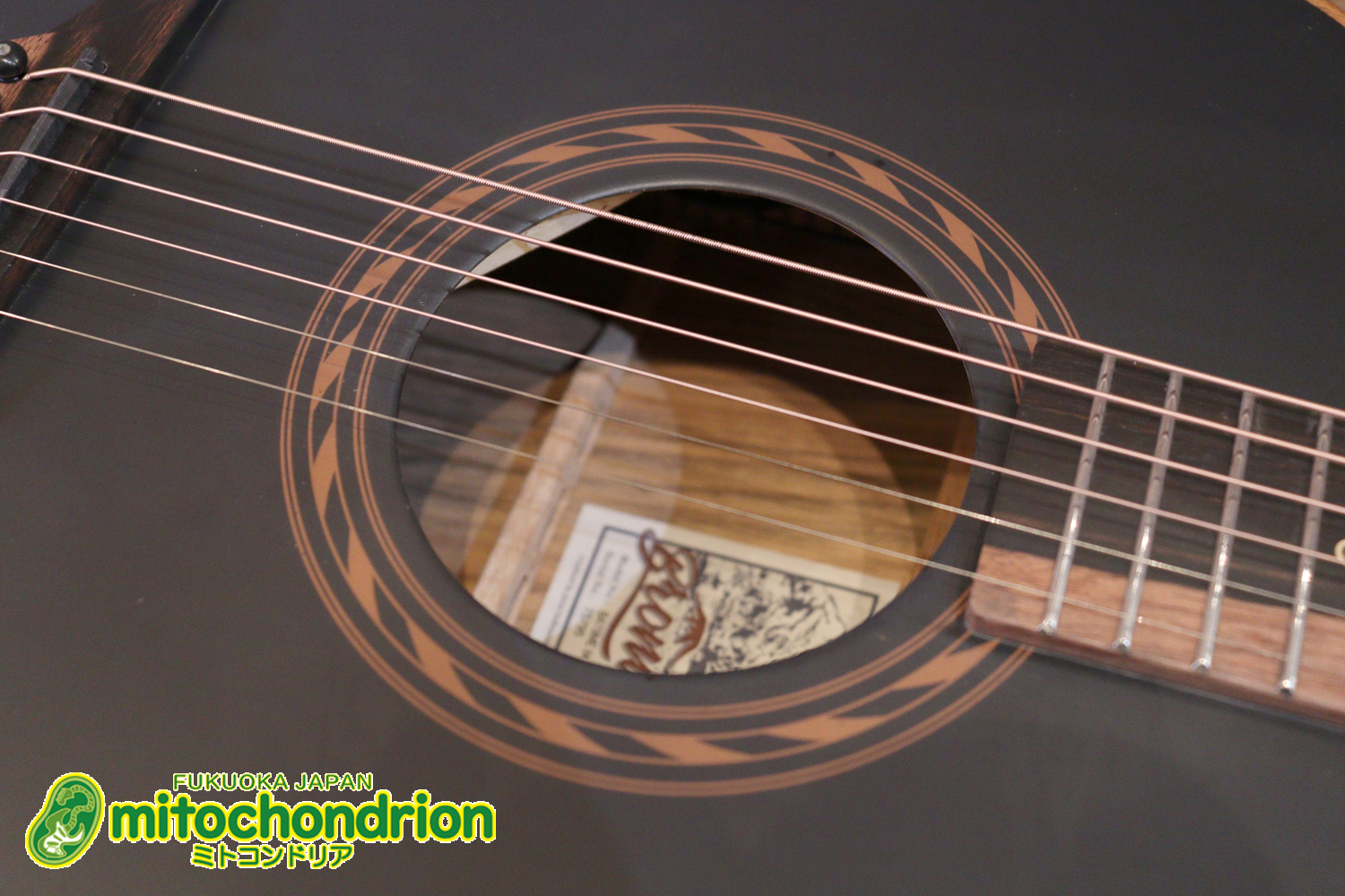 マホガニー・トップ、ウォルナット・サイドバックのエレアコで、チューナーも搭載しています！