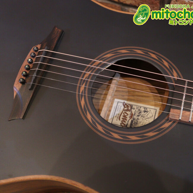 マホガニー・トップ、ウォルナット・サイドバックのエレアコで、チューナーも搭載しています！