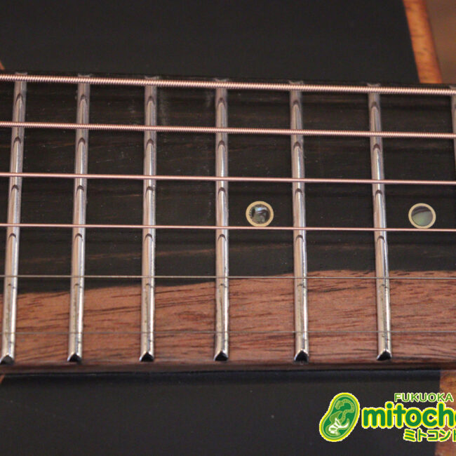 マホガニー・トップ、ウォルナット・サイドバックのエレアコで、チューナーも搭載しています！