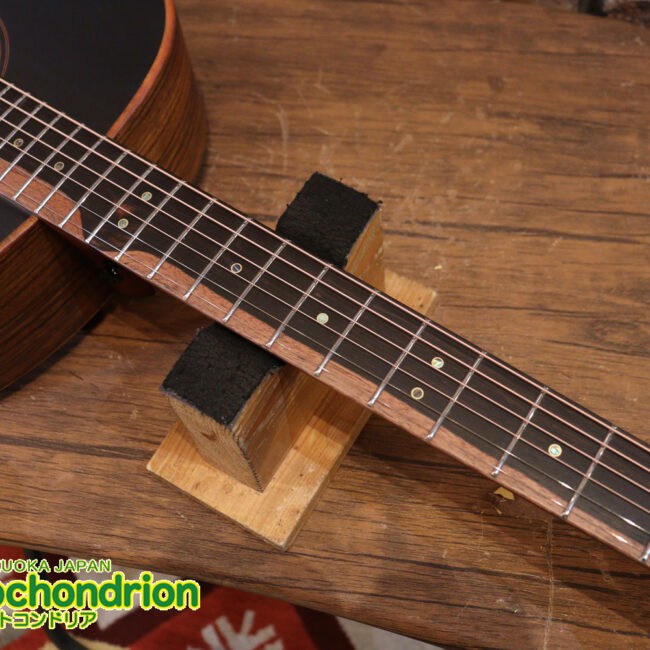 マホガニー・トップ、ウォルナット・サイドバックのエレアコで、チューナーも搭載しています！