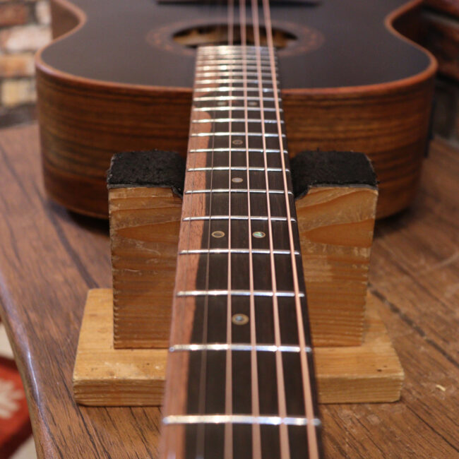 マホガニー・トップ、ウォルナット・サイドバックのエレアコで、チューナーも搭載しています！