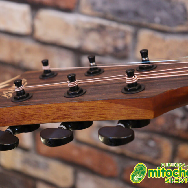 マホガニー・トップ、ウォルナット・サイドバックのエレアコで、チューナーも搭載しています！