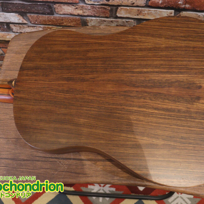 マホガニー・トップ、ウォルナット・サイドバックのエレアコで、チューナーも搭載しています！