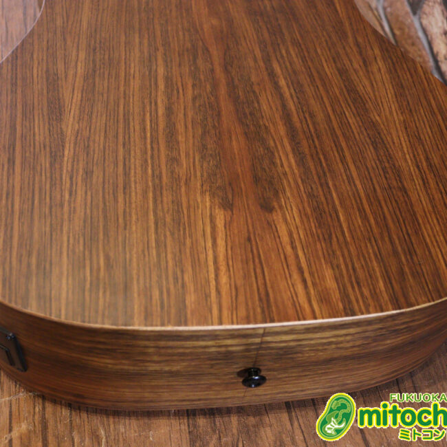 マホガニー・トップ、ウォルナット・サイドバックのエレアコで、チューナーも搭載しています！