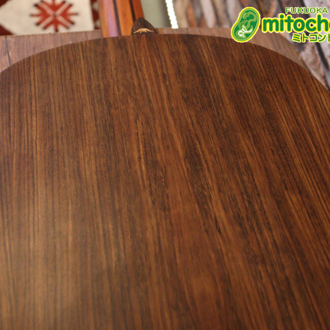 マホガニー・トップ、ウォルナット・サイドバックのエレアコで、チューナーも搭載しています！