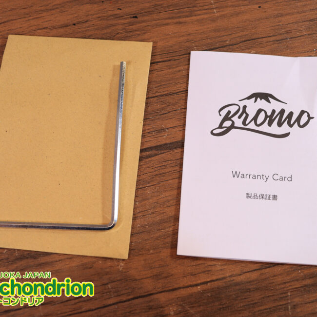 マホガニー・トップ、ウォルナット・サイドバックのエレアコで、チューナーも搭載しています！