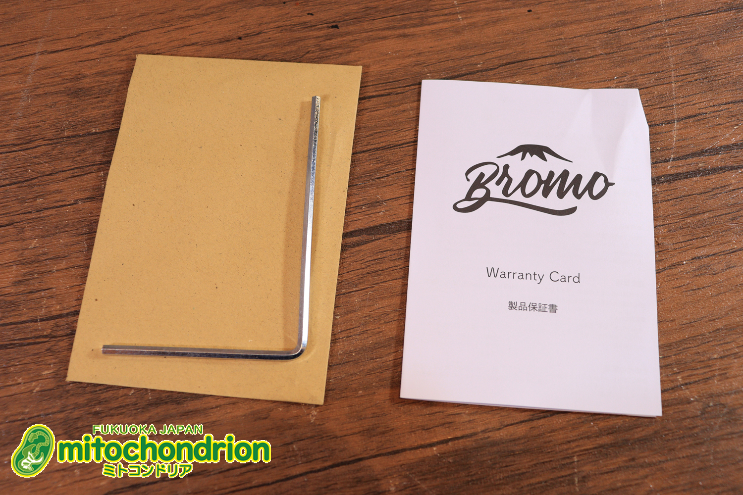 マホガニー・トップ、ウォルナット・サイドバックのエレアコで、チューナーも搭載しています！