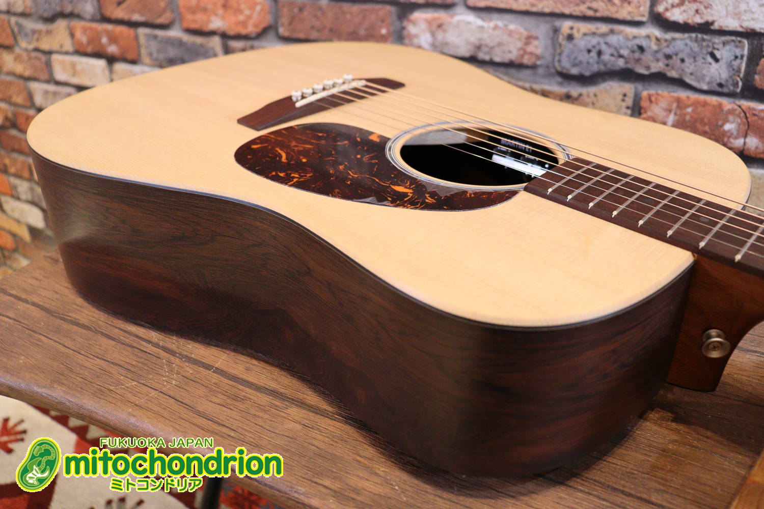 ずば抜けた耐久性があり、見た目もカッコ良いハカランダ柄のサイドバック！チューナー付きのエレアコです！D type