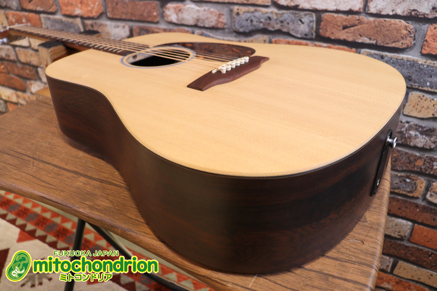 ずば抜けた耐久性があり、見た目もカッコ良いハカランダ柄のサイドバック！チューナー付きのエレアコです！D type