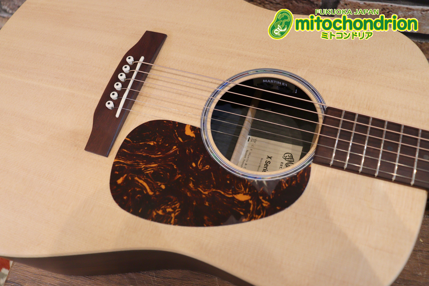 ずば抜けた耐久性があり、見た目もカッコ良いハカランダ柄のサイドバック！チューナー付きのエレアコです！D type