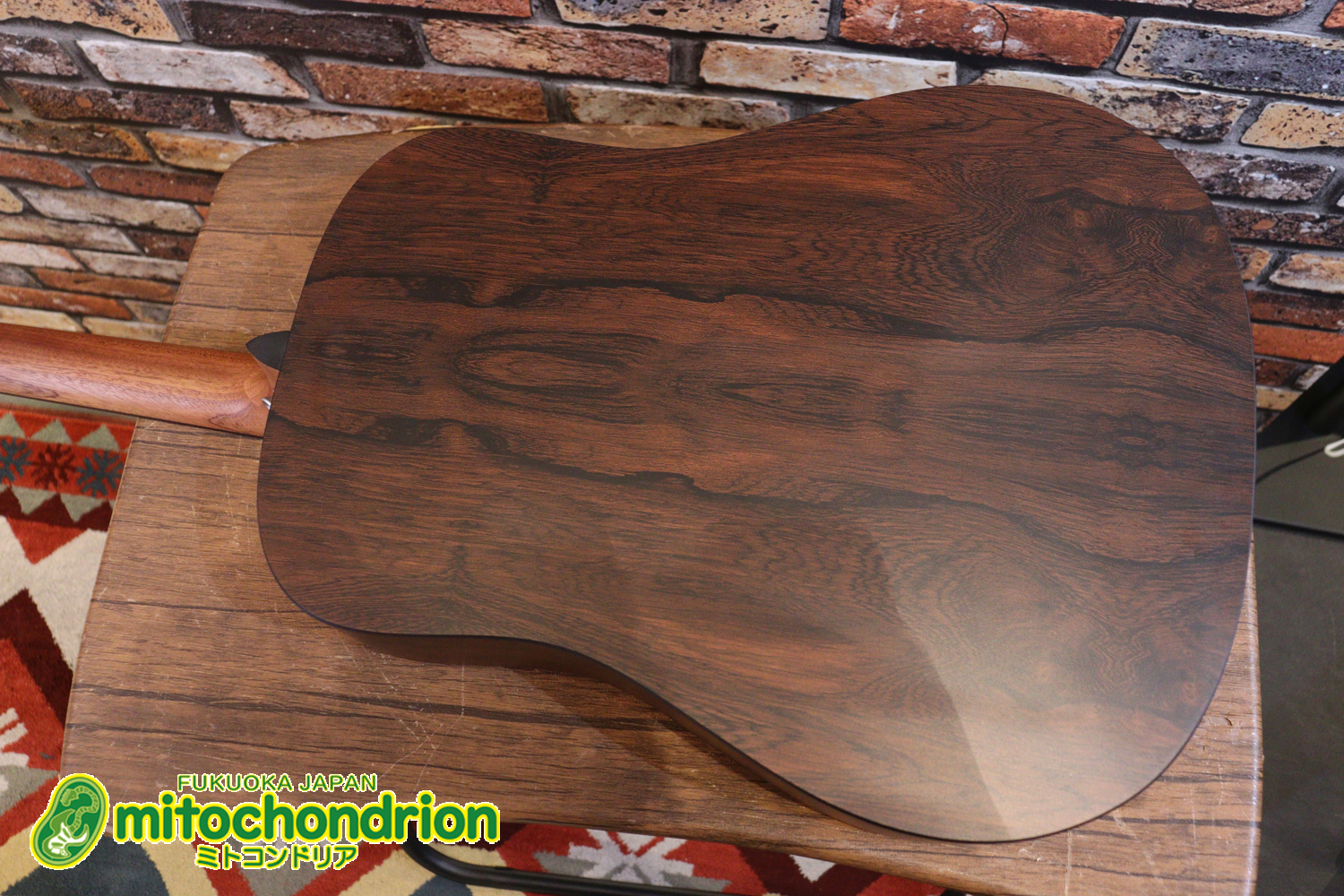 ずば抜けた耐久性があり、見た目もカッコ良いハカランダ柄のサイドバック！チューナー付きのエレアコです！D type