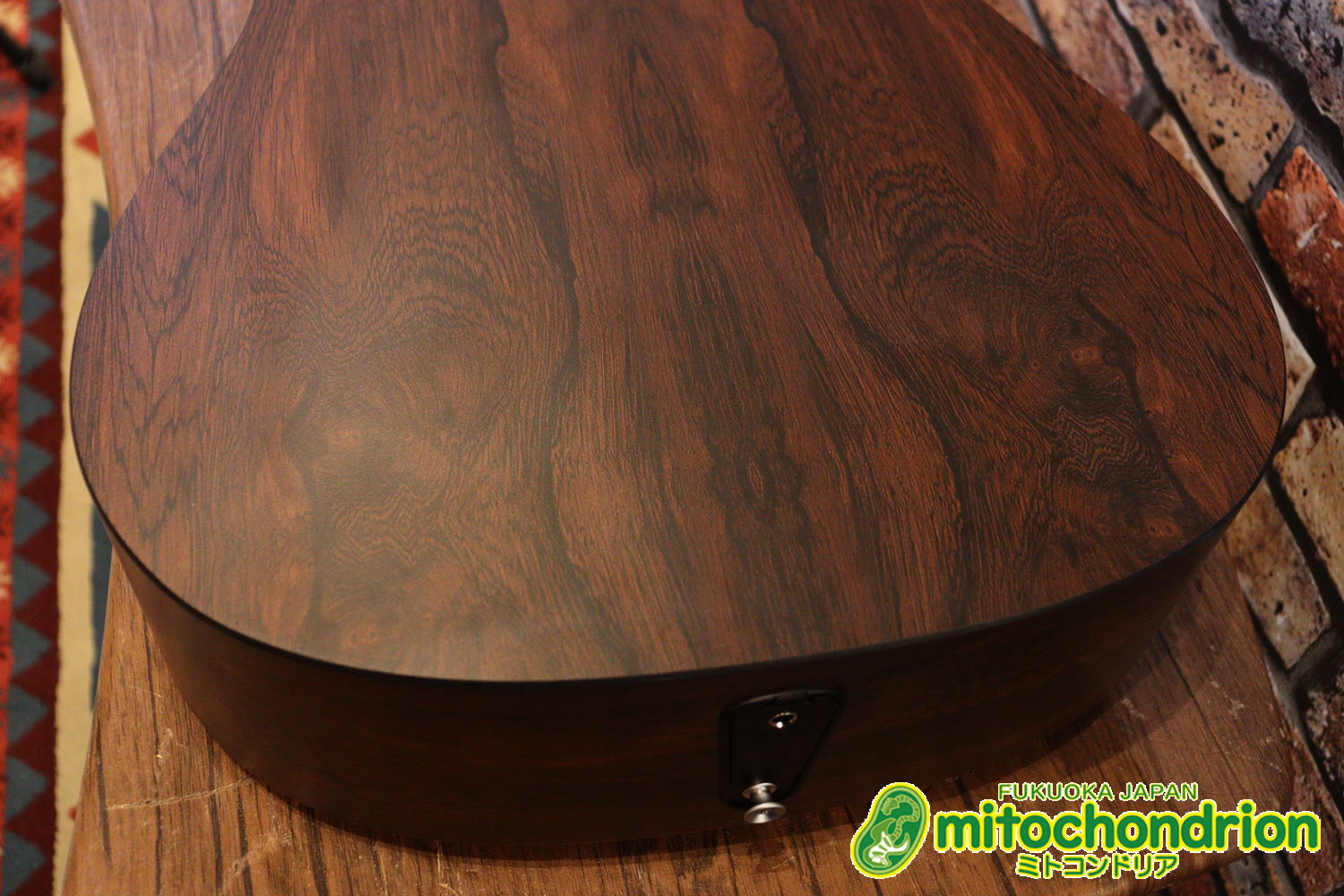 ずば抜けた耐久性があり、見た目もカッコ良いハカランダ柄のサイドバック！チューナー付きのエレアコです！D type