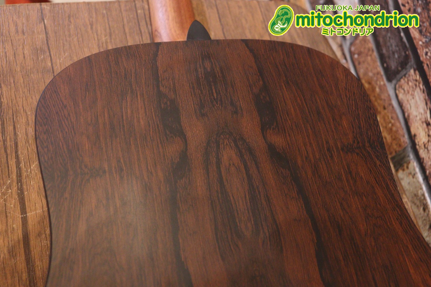 ずば抜けた耐久性があり、見た目もカッコ良いハカランダ柄のサイドバック！チューナー付きのエレアコです！D type