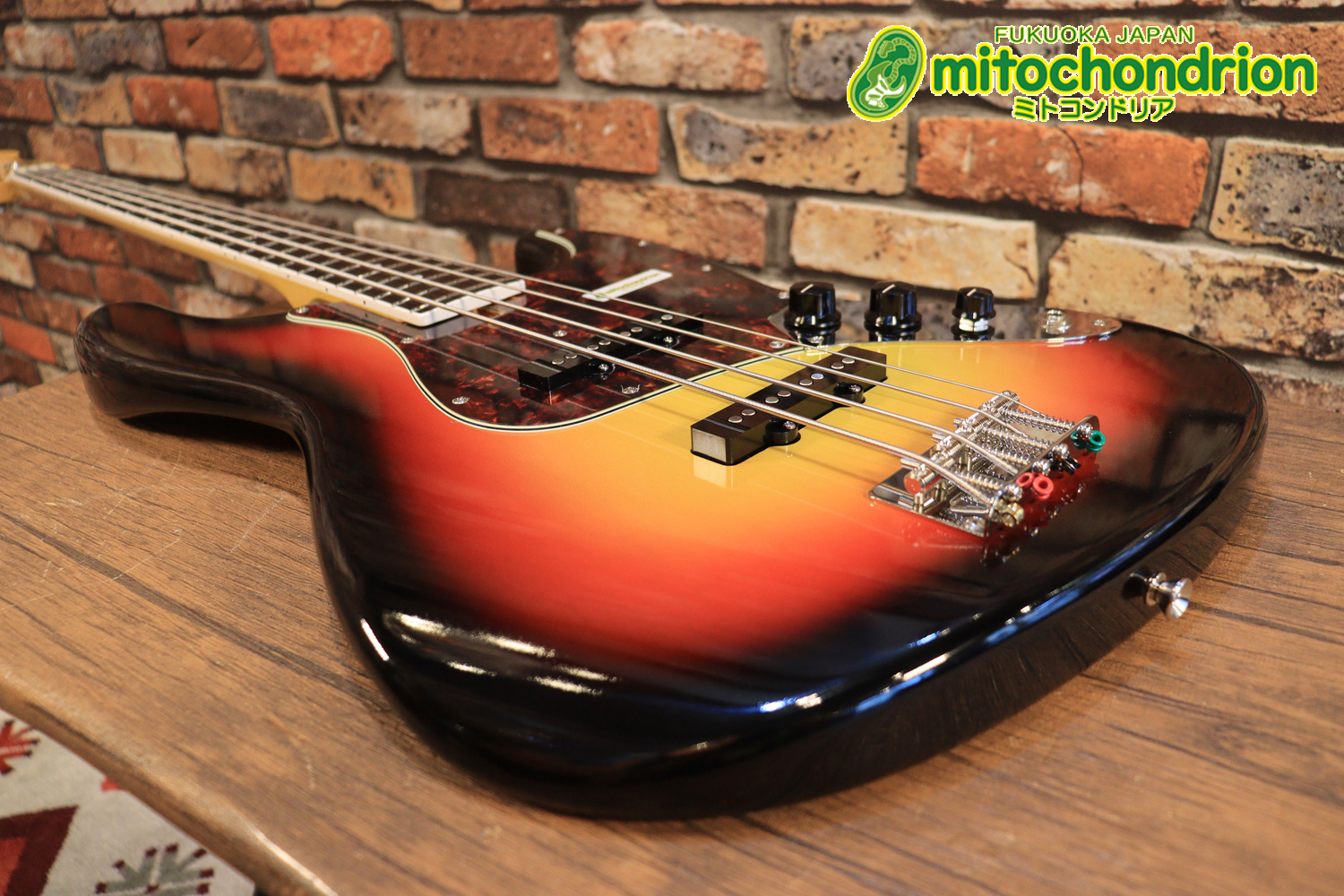 バインディング・ドットで21フレット仕様！
