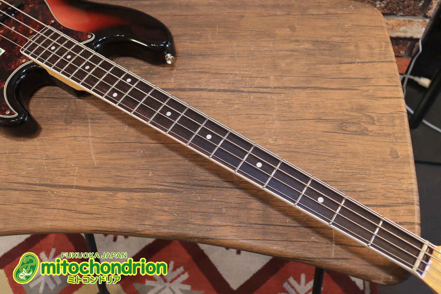 バインディング・ドットで21フレット仕様！