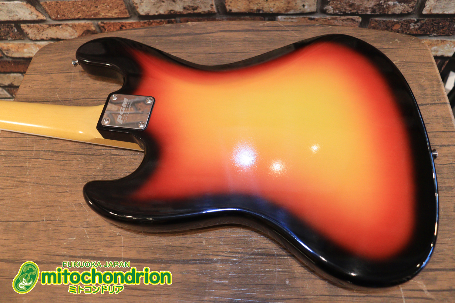 バインディング・ドットで21フレット仕様！