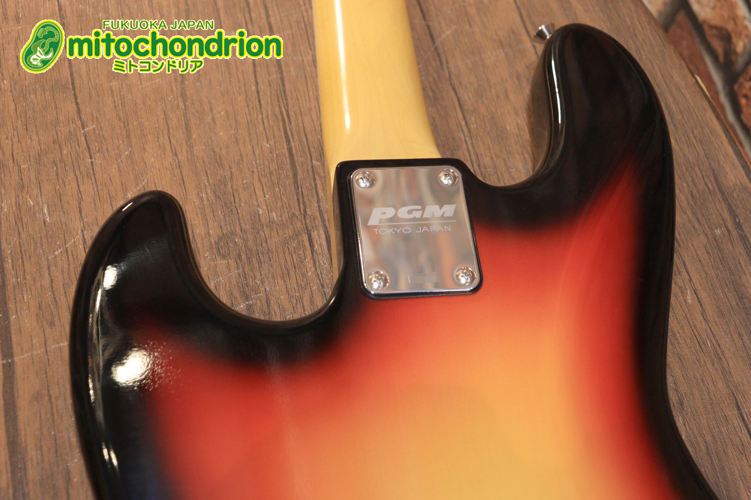 バインディング・ドットで21フレット仕様！