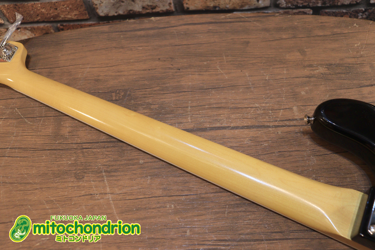 バインディング・ドットで21フレット仕様！