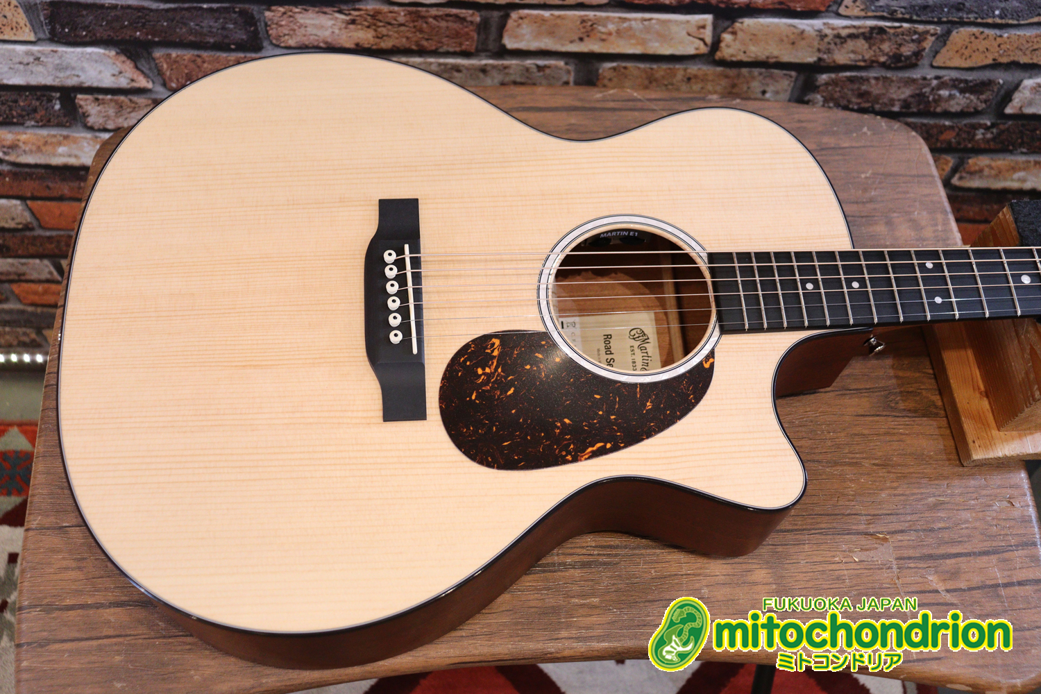 ドレッドノートとOOOの良い所を組み合わせたボディーのGPC！ハイフレットも弾きやすいです。