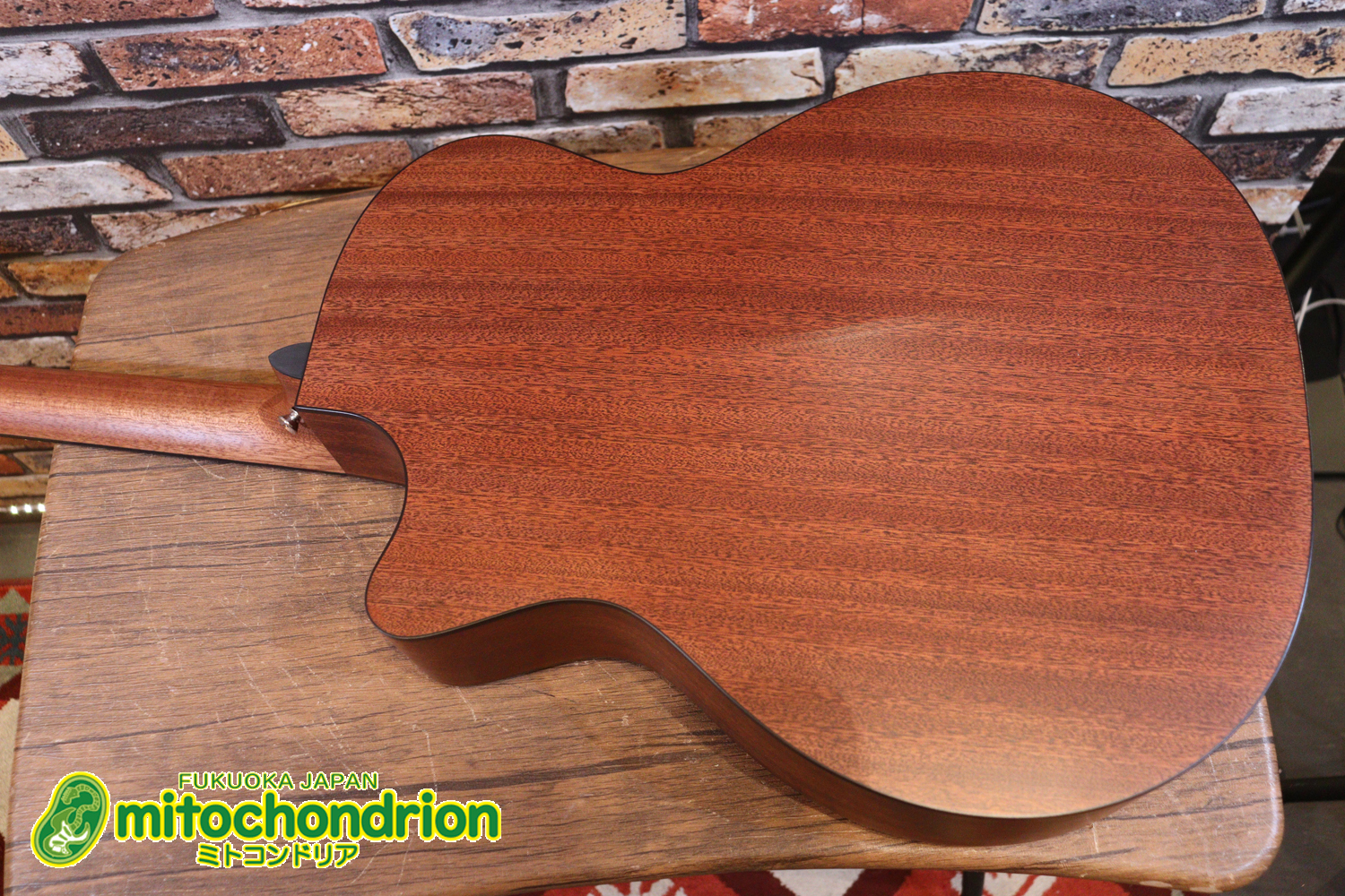 ドレッドノートとOOOの良い所を組み合わせたボディーのGPC！ハイフレットも弾きやすいです。