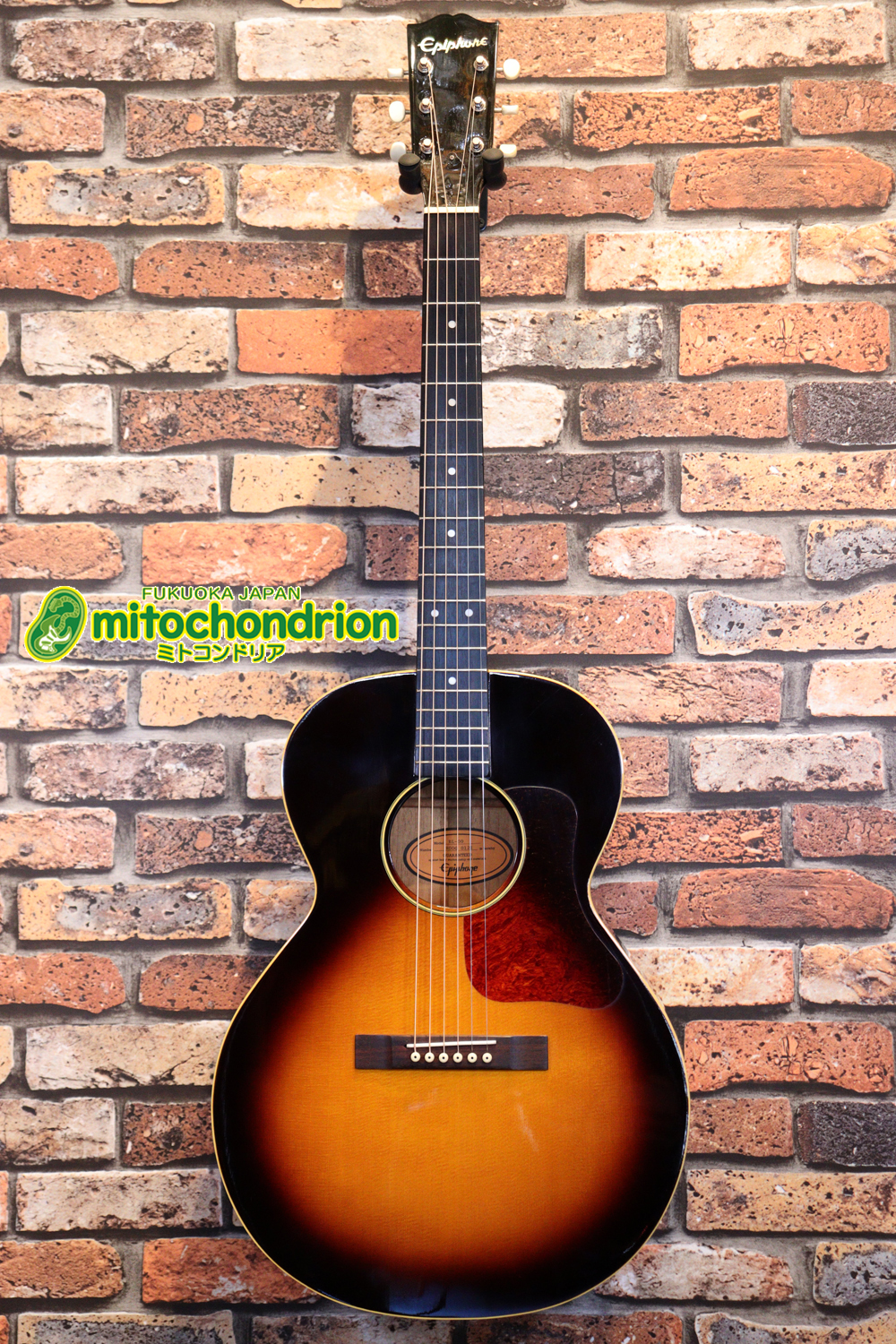 小ぶりなボディーでお馴染みL-00のエピフォンバージョンです！Gibsonヘッド！